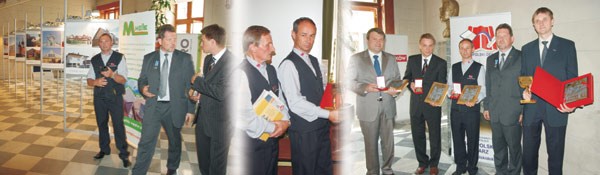 Wystawa obiektów, Dyrektor MELLE Kraków Adam Kapałka wraz z dostawcami: Tomasz Babć/Marley, Grzegorz Musiał/Fakro oraz przedstawicielami Stowarzyszenia Małopolski Dekarz: Przewodniczący Sekcji Blacharskiej w Cechu Rzemiosł Budowlanych Grzegorz Adamski, Prezes Rafał Wcisło