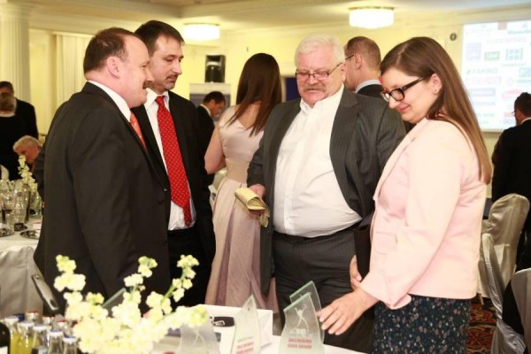 Wspólne świętowanie i rozmowy w kuluarach