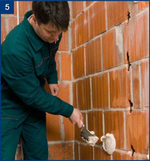 Fot 5: Rozstaw pomiędzy rzędami placków wynosi 60 cm dla płyty 12,5 mm oraz 40 cm dla płyty 9,5 mm. Placek gipsowy powinien mieć średnicę ok. 10-15 cm a odległości pomiędzy plackami w rzędzie ok. 30 cm.