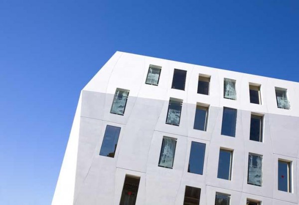 Hotel Seekoo, Bordeaux, Francja; elewacja wykonana z DuPont<sup>™</sup> Corian®; projekt: Atelier King Kong Architects; fot. Arthur Péquin