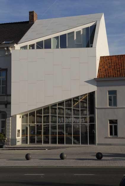 Rezydencja Opera (Gümüşsuyu, Istanbuł, Turcja): elewacja wykonana z DuPont<sup>™</sup> Corian<sup>®</sup> przez firmę First Concept; projekt: studio architektoniczne Hakan Kiran Mimarlik (www.hakankiran.com); fot. DuPont<sup>®</sup> Corian<sup>®</sup> i First Concept