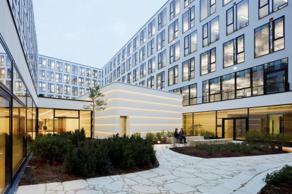 Eleganckie i przyciągające wzrok audytorium na dziedzińcu z elewacją wykonaną z DuPont<sup>™</sup> Corian®. Projekt: Ganzer-Hajek-Unterholzner / Louvieaux, Landau Kindelbacher, fot.: Werner Huthmacher