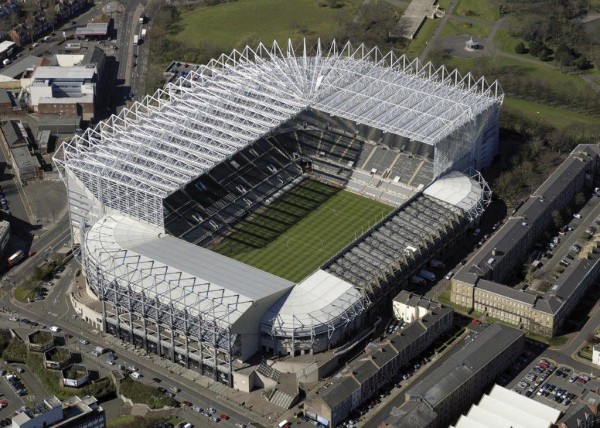 Stadion James' Park w Newcastle - produkty MAPEI wykorzystano do montażu okładzin ceramicznych.