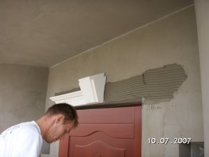 Sztukaterie wokół drzwi krok po kroku
