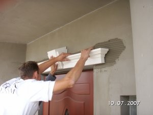 Sztukaterie wokół drzwi krok po kroku