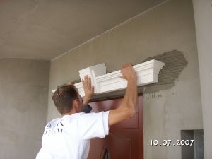 Sztukaterie wokół drzwi krok po kroku