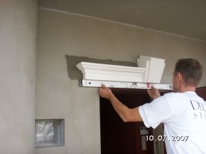 Sztukaterie wokół drzwi krok po kroku