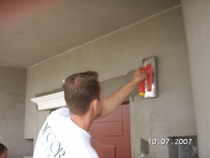 Sztukaterie wokół drzwi krok po kroku