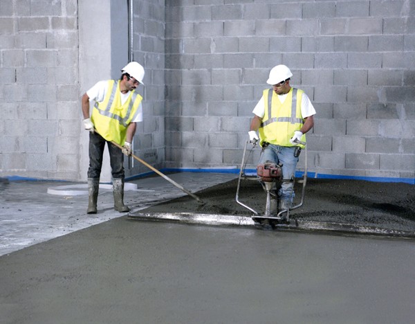 Fot. Lafarge. Cementy z dodatkami mineralnymi doskonale sprawdzają się w pracach posadzkarskich