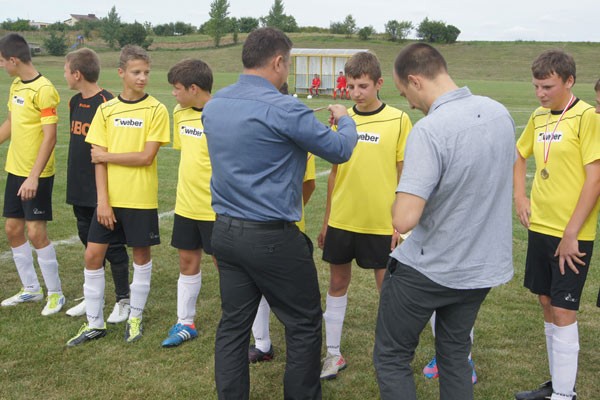 10. Prezes klubu WEBER Szprudowo Michał Bąkowski oraz Sekretarz Klubu Damian Ostrowski wręczają zawodnikom medale za zdobycie awansu do Pomorskiej Ligi Juniorów.