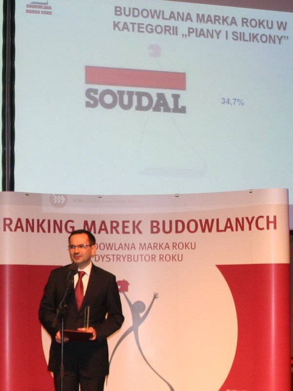 Andrzej Kaczor, dyrektor zarządzający Soudal Polska odbiera nagrodę