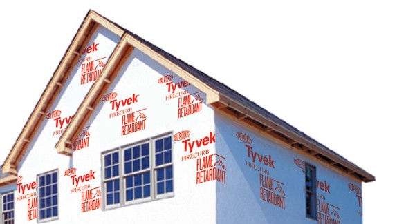 Łącząc światowej klasy know-how, w różnych dziedzinach inżynierii materiałowej i chemii, DuPont opracował DuPont<sup>™</sup> Tyvek<sup>®</sup> FireCurb™, nową oddychającą membranę, której własności takie jak trudnopalność, długotrwała ochrona i paroprzepuszczalność przyczyniają się do ochrony budynków oraz znacząco poprawiają efektywność energetyczną i komfort wnętrz. Fot.: DuPont<sup>™</sup> Tyvek<sup>®</sup> FireCurb™, wszelkie prawa są zastrzeżone.