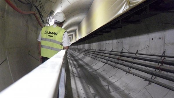 Fragment tunelu pomiędzy stacjami Rondo Daszyńskiego i Rondo ONZ Fot. Mapei