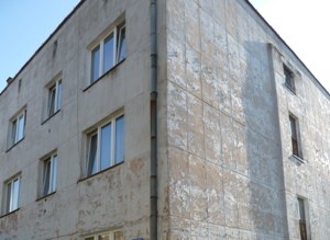 Przykład konsekwencji niewłaściwego doboru powłoki do istniejącego tynku