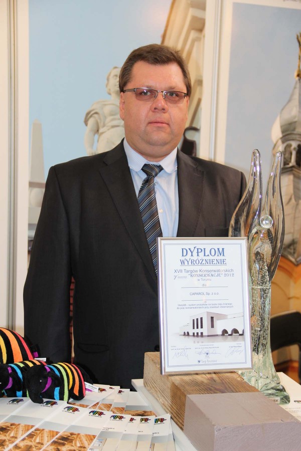 „Caparol Polska jako pierwszy producent farb wprowadził na polski rynek kompleksowy system do renowacji drewna. W skład systemu wchodzą wysokiej jakości farba, pasta i olej. Wszystkie materiały zostały wyprodukowane na bazie oleju lnianego.” – wyjaśnia Zbigniew Gil, Product Manager Caparol Polska.