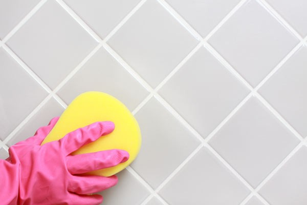 Czyszczenie plytek Fot. shutterstock