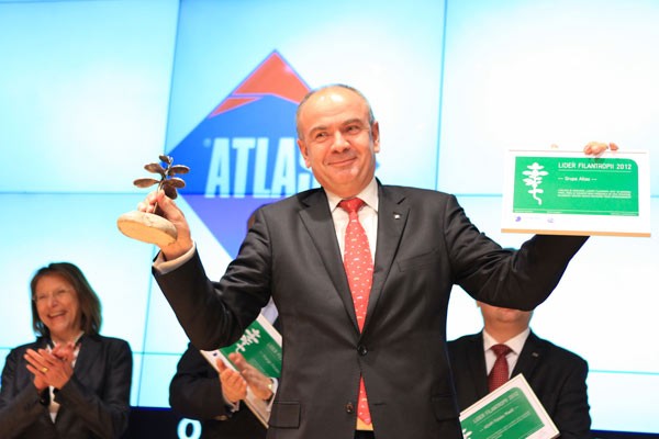 Fot. Atlas. Nagrody w imieniu GRUPY ATLAS odbiera Jacek Michalak, wiceprezes zarządu