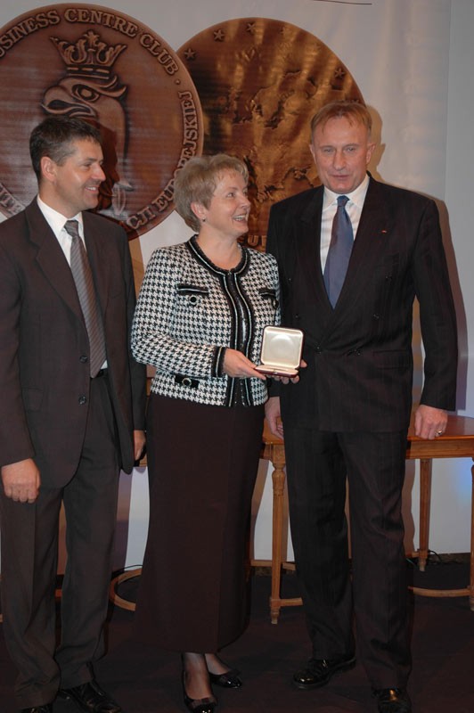 Medal Europejski za „Sprzedaż produktów z nowatorską technologią Caparol Clean Concept<sup>®</sup> odebrała Właścicielka firmy Kentro EXPORT-IMPORT – Pani Hanna Zdziemborska. Na zdjęciu w towarzystwie Pana Dariusza Figata – Regionalnego Kierownika Sprzedaży Caparol Polska (z lewej) oraz Marka Goliszewskiego - Prezesa BCC.