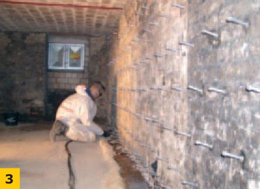 FOT. 3 Wykonywania iniekcji strukturalnej.