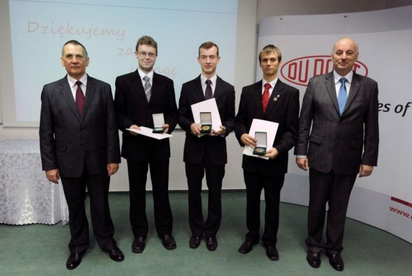 Laureaci konkursu Złoty Medal Chemii 2012. Pośrodku zdobywca nagrody głównej, Tomasz Trzeciak z Wydziału Chemicznego Politechniki Warszawskiej, po lewej laureat drugiej nagrody, Krzysztof Borys, również z Wydziału Chemicznego Politechniki Warszawskiej, po prawej laureat trzeciej nagrody, Paweł Kulboka z Wydziału Fizyki Uniwersytetu Warszawskiego. Z lewej strony zdjęcia stoi Piotr Gill, dyrektor generalny DuPont Poland, z prawej prof. Maciej Żylicz, prezes Fundacji na rzecz Nauki Polskiej. Źródło: IChF PAN, Grzegorz Krzyżewski