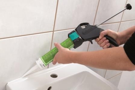 Pistolet do silikonów i mas akrylowych jest niezbędny podczas wielu prac uszczelniających, fot. Lange Łukaszuk