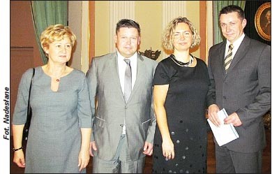 Po wręczeniu wyróżnień od lewej: Małgorzata Kwiatkowska - zastępca głównego inspektora pracy, Michał Puczyński, Iwona Hickiewicz - główny inspektor pracy i Marcin Puczyński
