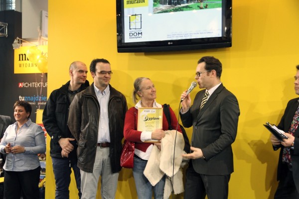 Benedykt Korduła (po prawej) w trakcie wręczenia wyóznienia dla Grupy Synergia Fot. Isover