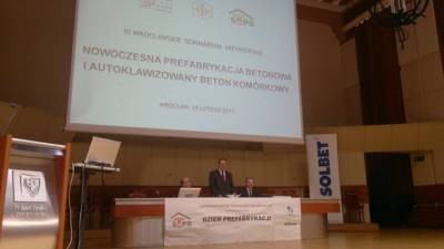  Seminarium otworzyli: Prof. dr hab. inż. Jerzy Hoła - Dziekan Wydziału Budownictwa Lądowego i Wodnego, dr hab. inż. Eugeniusz Hotała, prof. PWr Przewodniczący Rady Dolnośląskiej Okręgowej Izby Inżynierów Budownictwa oraz Mieczysław Soboń - Prezes Stowarzyszenia Producentów Betonów