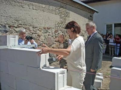 Wmurowanie bloczka przez Teresę Kemparę-Małecką - Wiceprezes Zarządu, Dyrektor Marketingu i Reklamy firmy SOLBET 