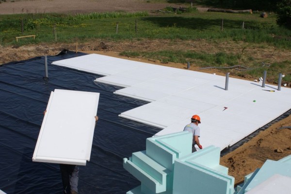 Izolację przeciwwodną Firmy SELENA wykonano z podwójnej warstwy folii o grubości 0,4 mm Fot. www.domzeroenergetyczny.waw.pl