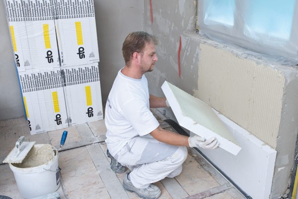 Płyty systemu StoTherm In Comfort przyklejane są całopowierzchniowo do powierzchni ścian lub sufitów przy użyciu zaprawy klejowej i nie wymagają mocowania mechanicznego. Płyty systemu StoTherm In Comfort przyklejane są całopowierzchniowo do powierzchni ścian lub sufitów przy użyciu zaprawy klejowej i nie wymagają mocowania mechanicznego.. Fot. Sto - ispo