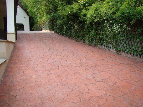 Beton nie musi być szary i jednolity. Może być kolorowy, a fakturą imitować np. kamień. Fot. ATLAS