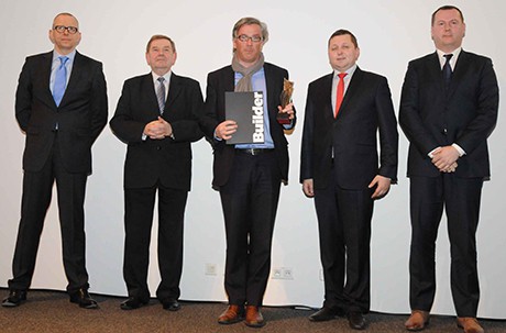 Fot. Statuetki odbierali: Tanguy Vanderborght - Prezes Siniat (osoba trzymająca statuetkę) oraz Maciej Januszewski - Kierownik Produktu (pierwszy od prawej), Siniat