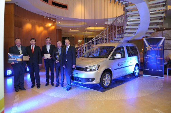 Zwycięzca odbiera nagrodę główną samochód VW Caddy. Fot. Dekoral