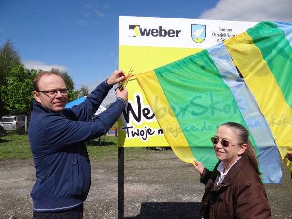 Odsłonięcie tablicy „WeberSkok” przez p. Marię Taraszkiewicz-Gurzyńską, Burmistrz Miasta i Gminy Gniew oraz p. Marka Dziurdzię, Dyrektora Produkcji i Logistyki Weber, Fot. Weber