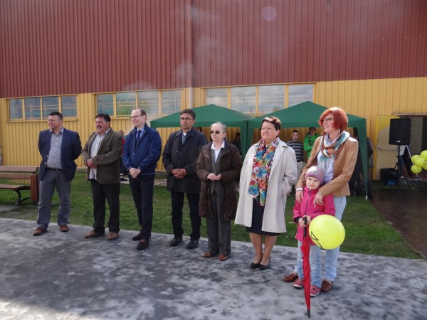 Reprezentanci organizatorów i sponsora wydarzenia podziwiali jazdę skaterów, Fot. Weber