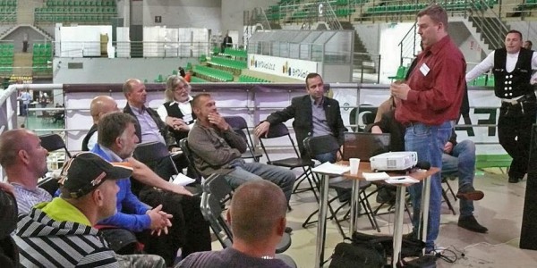 Podczas spotkania specjalista Sika Poland, p. Tomasz Andersohn, przedstawił technologie Sika z zakresu hydroizolacji balkonów i tarasów, Fot. Sika