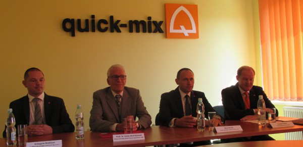 Konferencja prasowa w Rawie Mazowieckiej. Od lewej: Grzegorz Stokłosa - Dyrektor techniczny quick-mix sp. z o.o., Prof. Dr Hans-Wolf Sievert - Przewodniczacy Rady Nadzorczej Sievert AG, Mariusz Gil - Prezes Zarządu quick-mix Sp.z o.o., Carsten Beier - Członek Zarządu Sievert AG