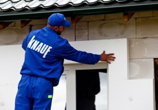 Aplikacja styropianu Knauf Therm, Fot. Knauf
