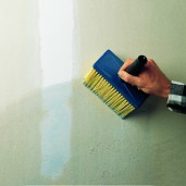 Gruntowanie podłoża za pomocą wałka malarskiego lub pędzla preparatem Sopro gd 749 lub Sopro 263 w zależności od podłoża, Fot. Sopro