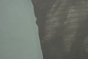 Po nałożeniu drugiej warstwy oczka siatki nie powinny być widoczne,  Fot.weber.tec