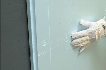  Przyklejenie warstwy ochronnej izolacji np. z polistyrenu ekstrudowanego (XPS), Fot. weber.tec