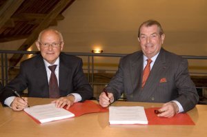 Akt przejęcia Aerotrim’u przez Soudal podpisują; od prawej: Vic Swerts, prezes Zarządu Soudal Holding oraz Vic Sealtiel, dyrektor i założyciel firmy Aerotrim Fot .Soudal