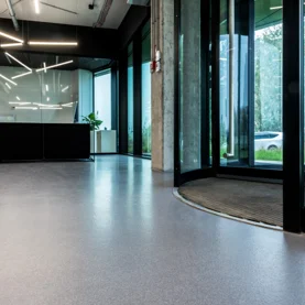 Oryginalna posadzka żywiczna Peran STB od Flowcrete teraz w wersji niskoemisyjnej