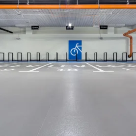 24.10 Międzynarodowe Święto Roweru. Inspiracje projektowe – aranżacje miejsc dla rowerów na parkingach z wykorzystaniem kolorowych posadzek żywicznych