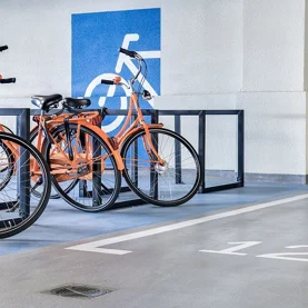 Trwa akcja „Rowerowy maj”. Inspirujące projekty stref dla rowerów na parkingach w biurowcach