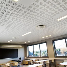 Doskonała akustyka, bezpieczeństwo i wysoka estetyka w jednym – płyty gipsowo-kartonowe do sufitów kasetonowych podwieszanych GYPTONE marki Rigips