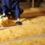 Wełny mineralne w budownictwie: kiedy wybrać skalną, a kiedy szklaną?